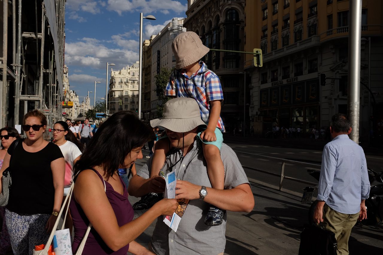 hat father son sombrero padre hijo gran vía Madrid miguel de pereda fotogenik street photography collective colectivo fotografía callejera