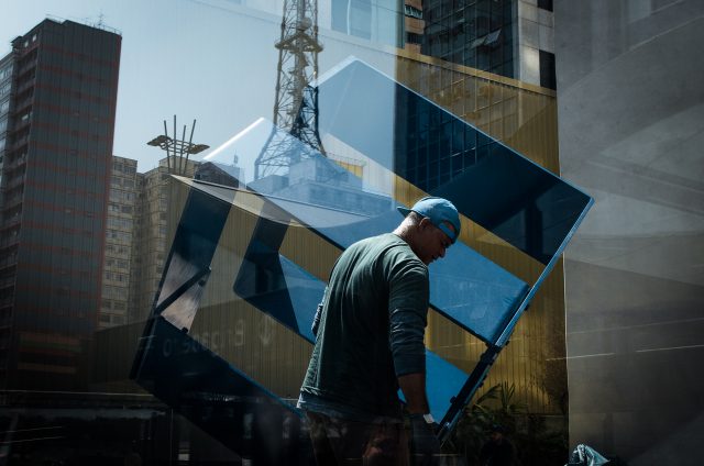 construction man in blue Raphael Valverde fotogenik collective street photography