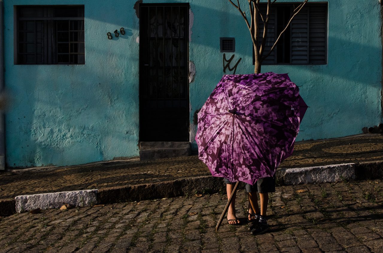 purple umbrella Raphael Valverde fotogenik collective street photography