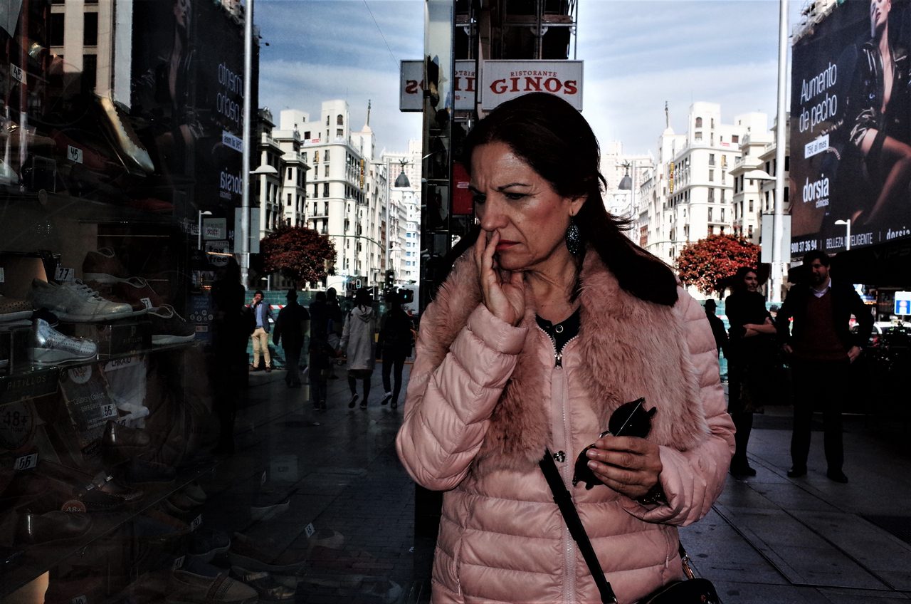 confuse woman jon bradburn fotogenik collective street photography